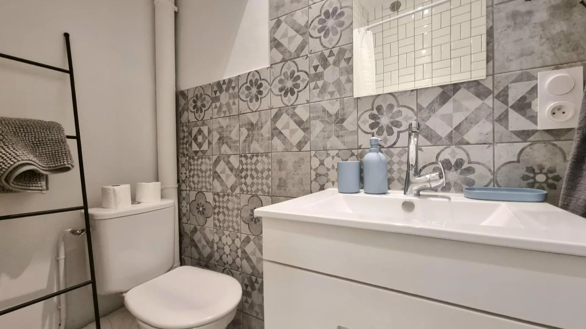 Renovated 2-Room Apartment In Historic Center Aix-en-Provence 0*,